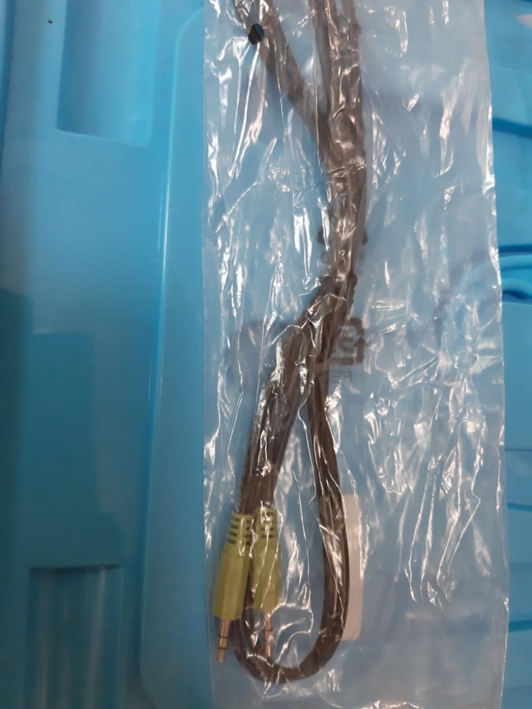 Computer cable (Category: Cables & Adaptors) located in Singapore. Submitted by jjj.online (Listing ID 232138555, Image 3). Description: Sata cable $2 Audio cable $2 Ide cable $2 Power cord 3 pin $2 Vga cable $4 Include normal postage.