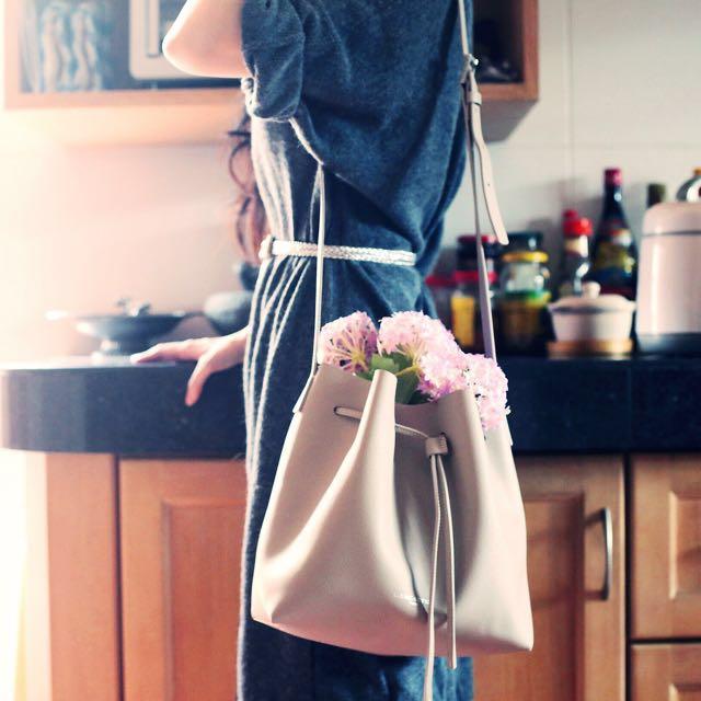 Lancaster Paris Small Bucket Bag Pur Saffiano Galet Stone XMAS50