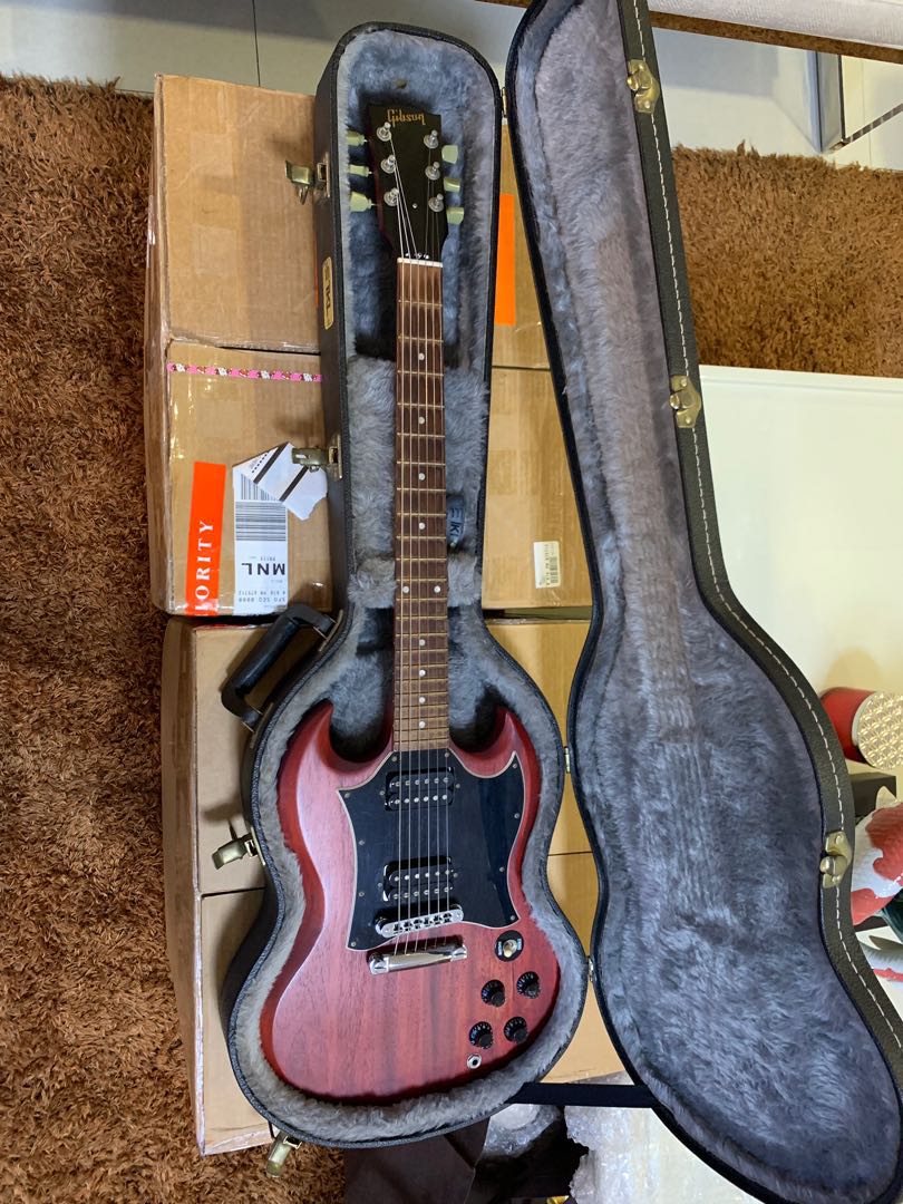 2012 Gibson SG Cherry wood electric guitar with hard case, Hobbies