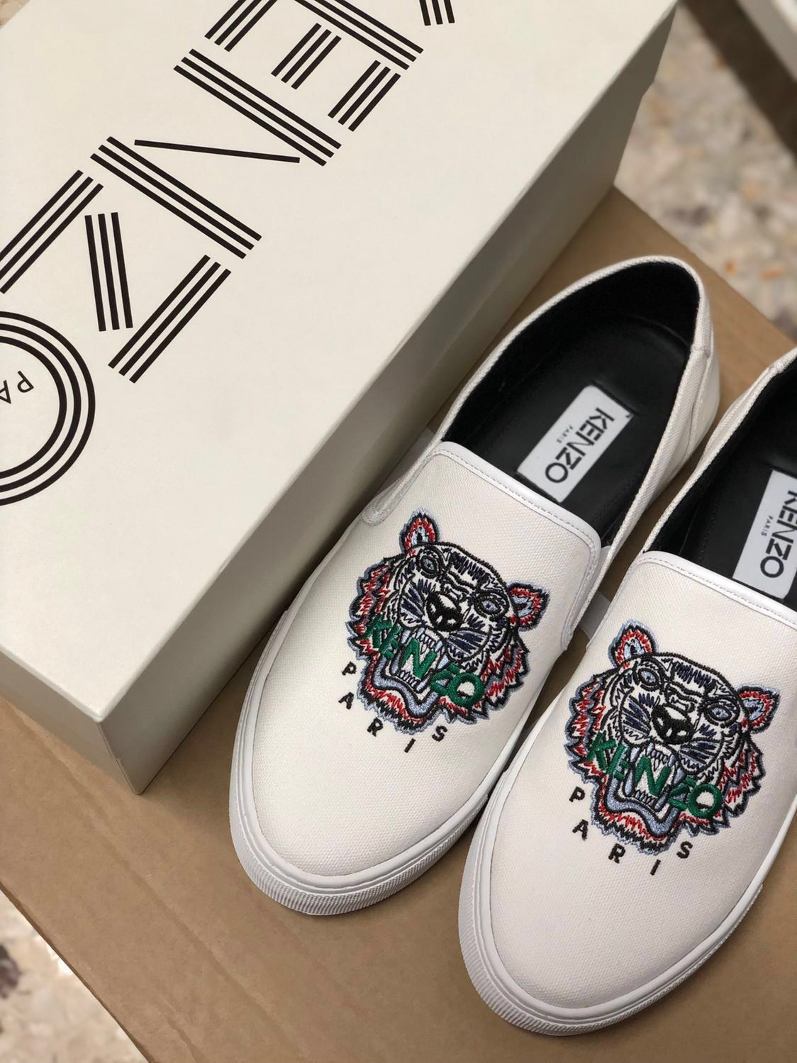 kenzo slip on white