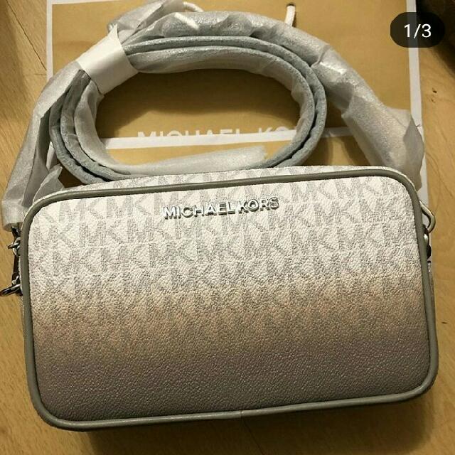 Michael Kors Connie white camera bag, Women's Fashion, Bags & Wallets,  Cross-body Bags on Carousell