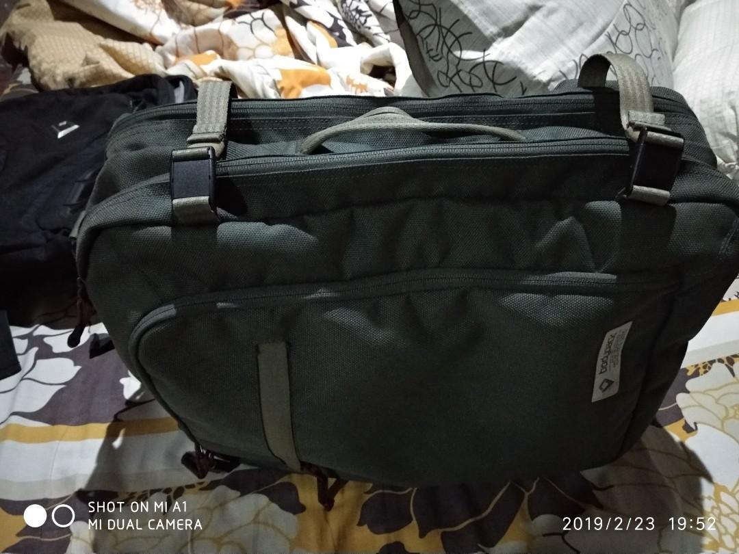 Tas Bodypack Evaquate ijo army, Fesyen Pria, Tas & Dompet , Ransel di