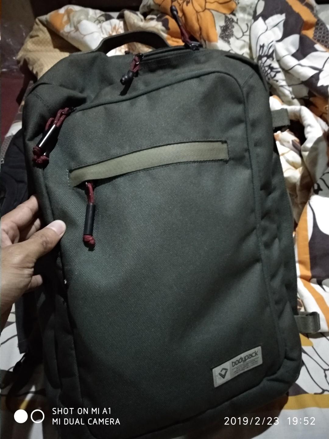 Tas Bodypack Evaquate ijo army, Fesyen Pria, Tas & Dompet , Ransel di