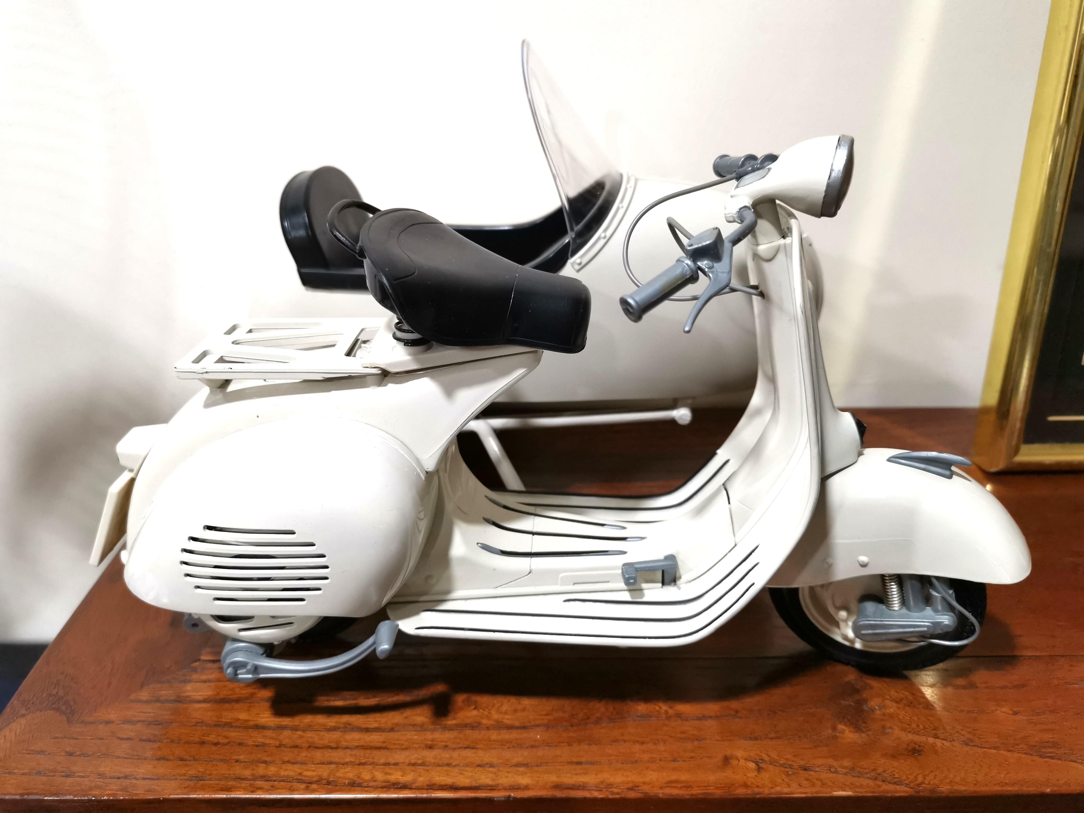 Vespa Trike: Three-Wheel Italian Luxury 1/6 scale Miniature Vespa Three Wheel Scooter with Sidecar, Hobbies