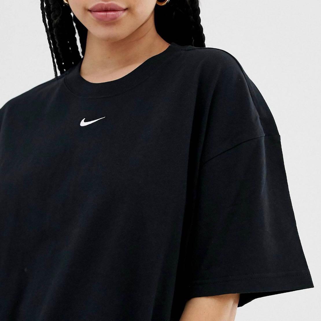 nike t shirt with logo in middle