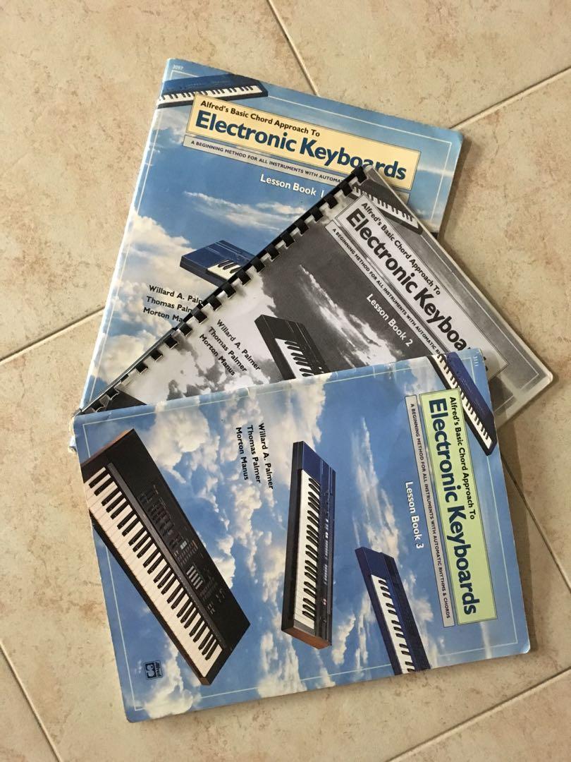 Alfred’s Basic Chord Approach to Electronic Keyboards Lesson Book (1, 2