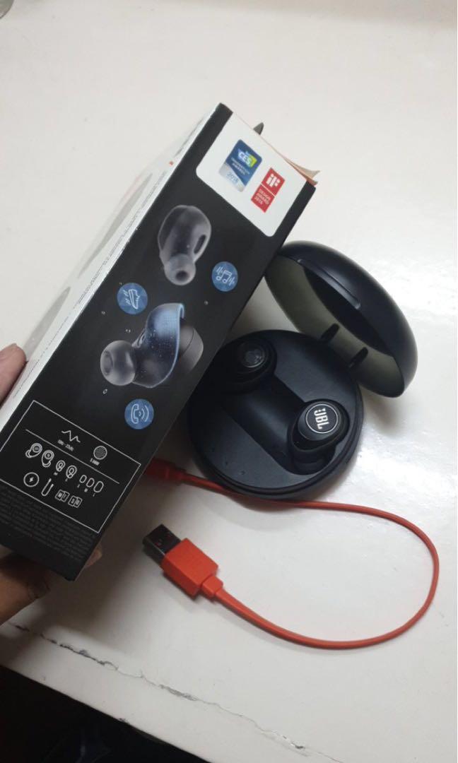 JBL Free X Wireless Earbuds (Category: Earphones) located in Mandaluyong City. Submitted by tiksells (Listing ID 232787110, Image 1). Description: Used thrice only. Bought at 7999. No issue with Earbuds. Works like brand new, complete with charger and box. Issue: may part ng logo na natanggal Rfs: will buy samsung pods..