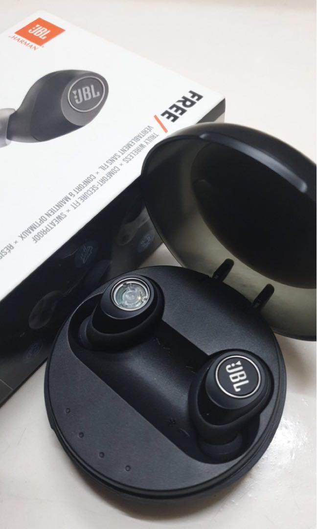 JBL Free X Wireless Earbuds (Category: Earphones) located in Mandaluyong City. Submitted by tiksells (Listing ID 232787110, Image 3). Description: Used thrice only. Bought at 7999. No issue with Earbuds. Works like brand new, complete with charger and box. Issue: may part ng logo na natanggal Rfs: will buy samsung pods..