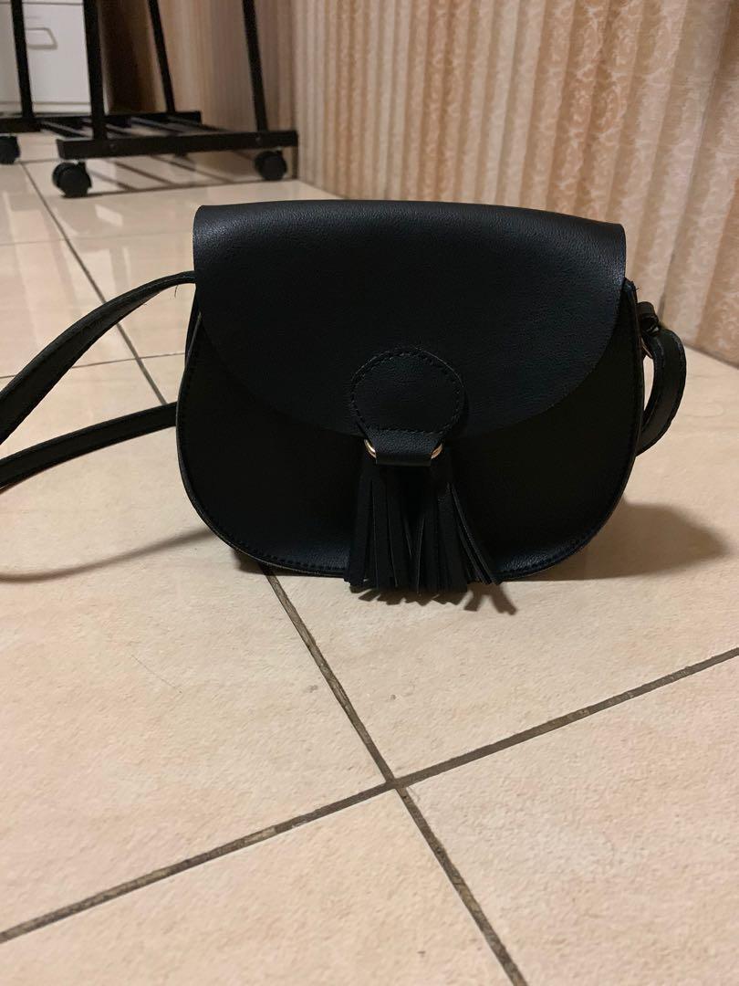 Miniso Mini Black Sling Bag Tas Selempang Wanita Women S Fashion Women S Bags Wallets On Carousell