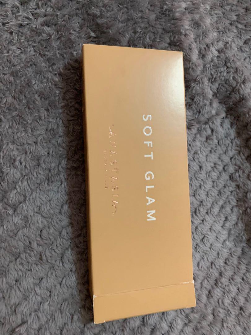 Anastasia Beverly Hills Soft Glam (Category: Makeup) located in San Fernando. Submitted by mrsd09 (Listing ID 223050686, Image 1). Description: Bought it at sephora Philippines.