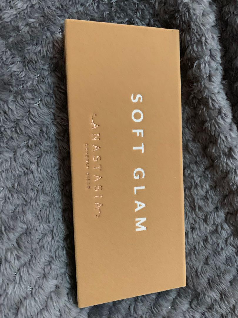 Anastasia Beverly Hills Soft Glam (Category: Makeup) located in San Fernando. Submitted by mrsd09 (Listing ID 223050686, Image 2). Description: Bought it at sephora Philippines.