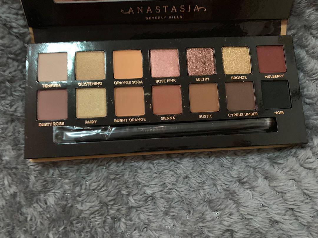 Anastasia Beverly Hills Soft Glam (Category: Makeup) located in San Fernando. Submitted by mrsd09 (Listing ID 223050686, Image 3). Description: Bought it at sephora Philippines.