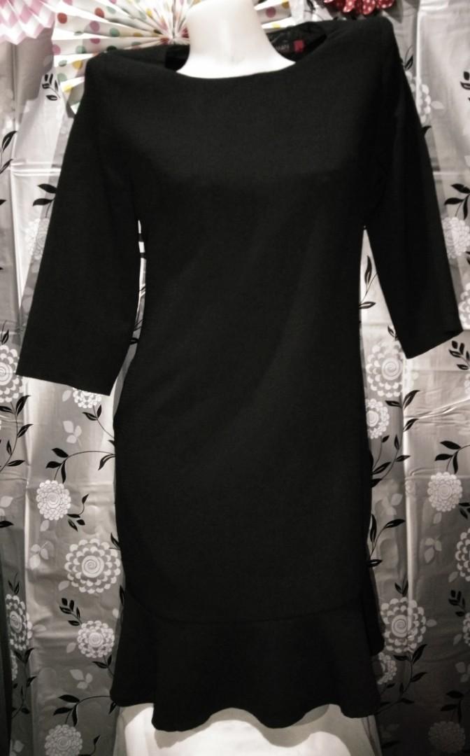 Black Woman dress (Category: Dresses) located in Caloocan City. Submitted by anglla21 (Listing ID 232958293, Image 1). Description: Very classy when worn Free size.
