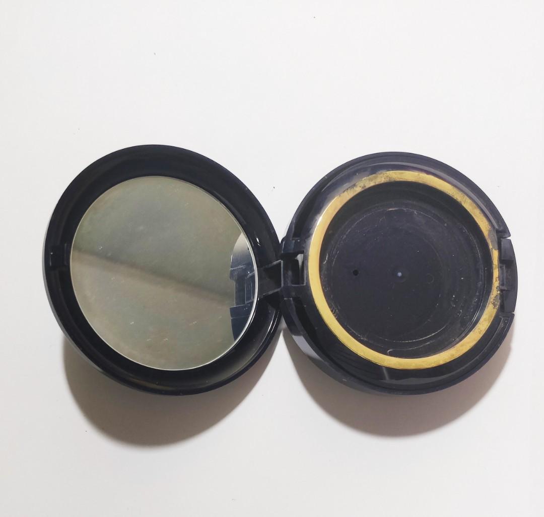 Estee Lauder Foundation Compact Powder Case (Category: Makeup) located in Quezon City. Submitted by lixire (Listing ID 232949819, Image 3). Description: Used case for Estee Lauder Powder Foundation. With a puff compartment. The gold paint inside has been worn out but still functional,.