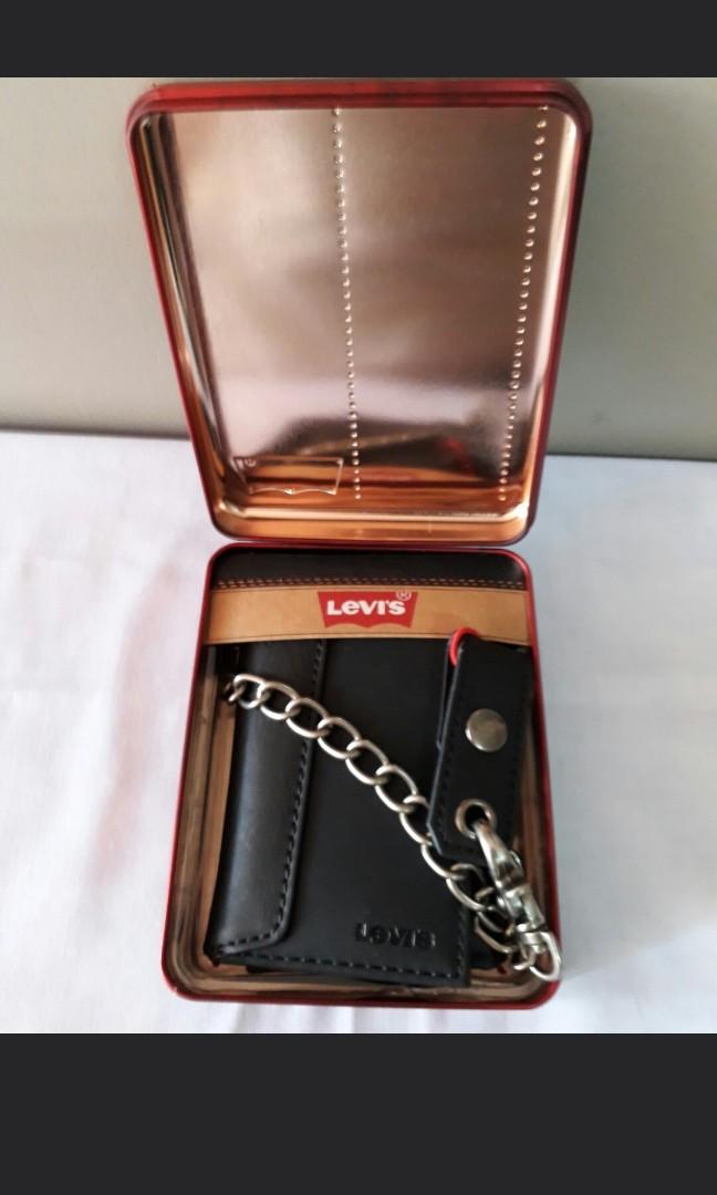 Levi's Trifold Chain Wallet, Men's Fashion, Watches & Accessories, Wallets  & Card Holders on Carousell