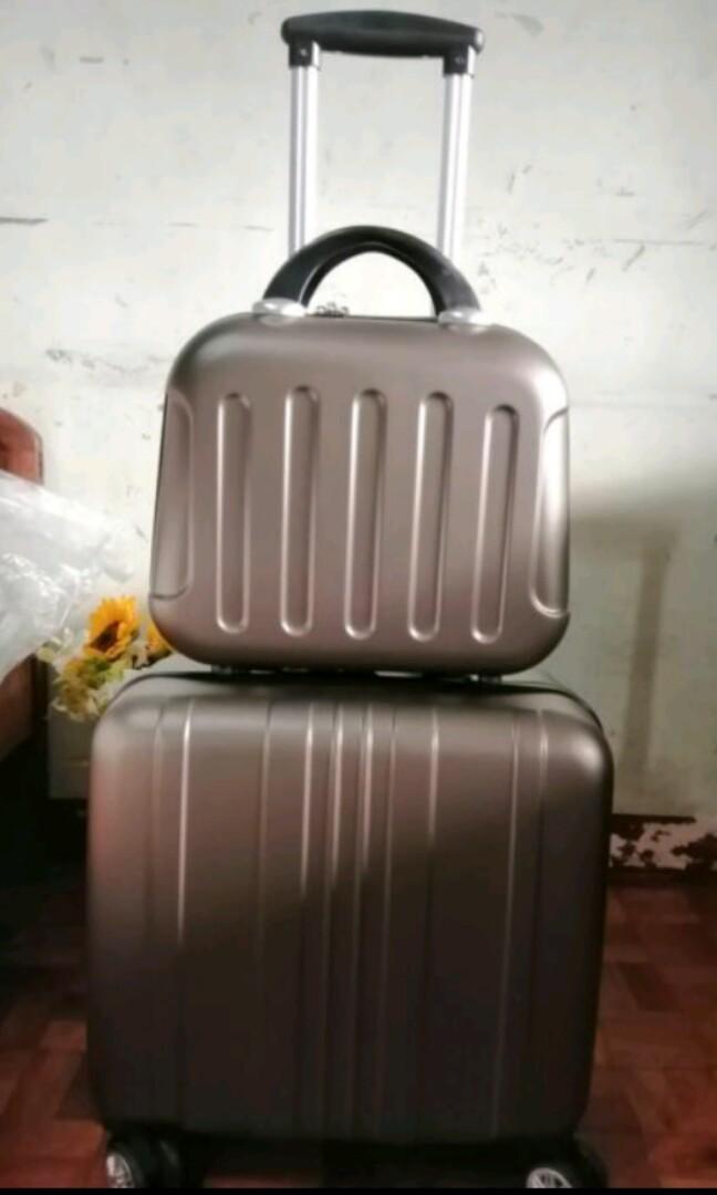 Mini Luggage (Category: Luggage) located in Taguig. Submitted by krsmycollections (Listing ID 232882975, Image 1). Description: 2pcs or SET Hand carry luggage Never pa nagamit spare luggage kasi OOO pa po password or lock nya kau nlng magset..