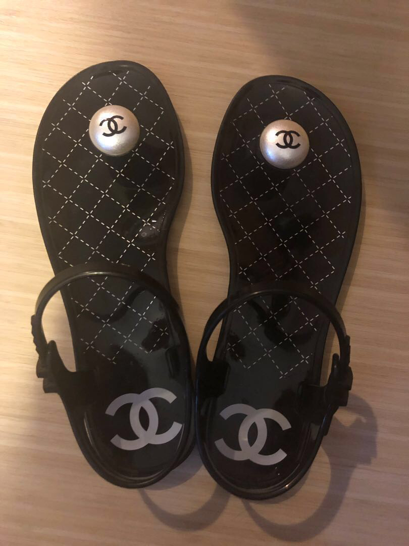 Preloved Authentic Chanel Jelly/Rubber Pearl Thong Sandals (size 37),  Women's Fashion, Footwear, Flipflops and Slides on Carousell