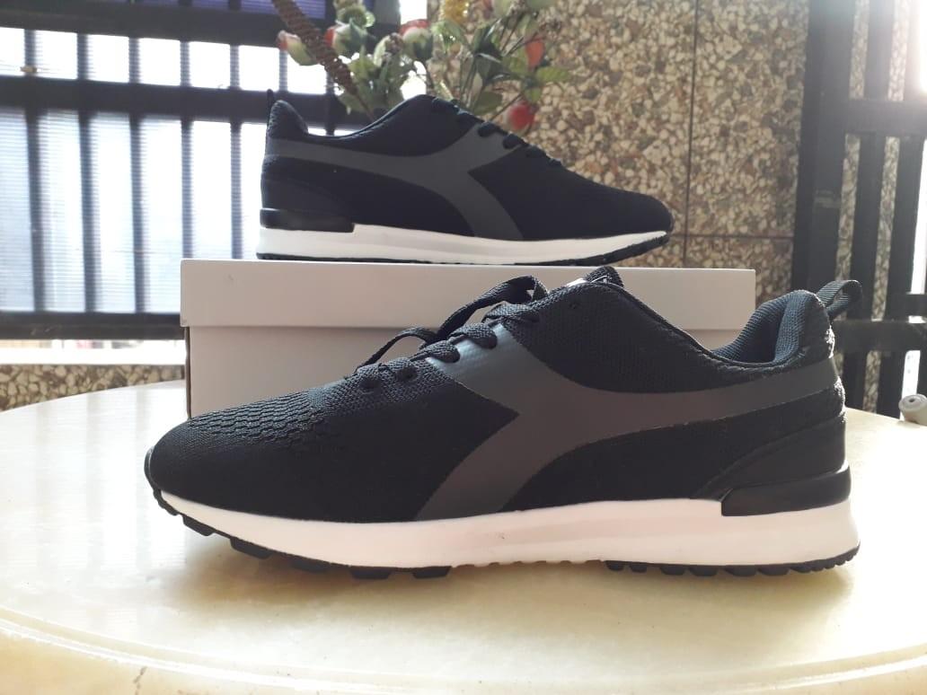 Flash Sale Sepatu New Diadora Original Size 42 Hitam Kombinasi Putih Untuk Running Lari Casual Murah Lgkp Dus Fesyen Pria Sepatu Sneakers Di Carousell
