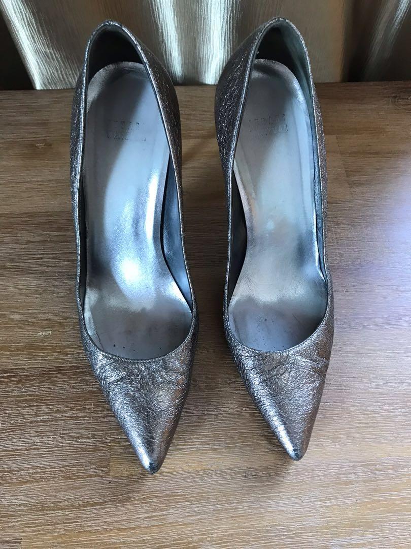 stuart weitzman metallic pumps