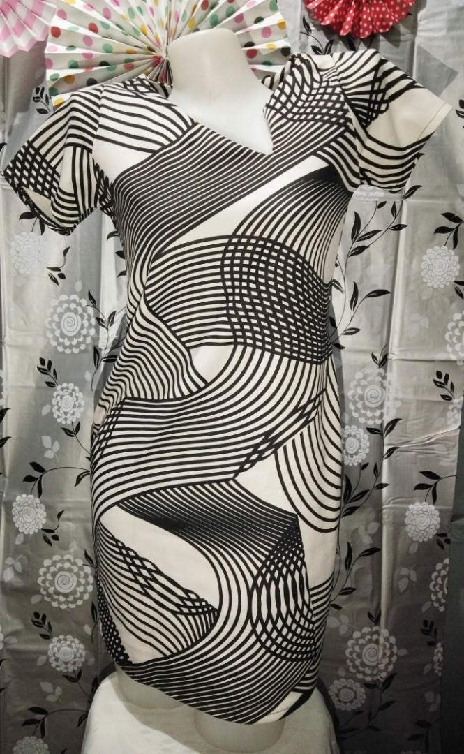 White and black formal dress (Category: Dresses) located in Caloocan City. Submitted by anglla21 (Listing ID 232959001, Image 1). Description: Free size.