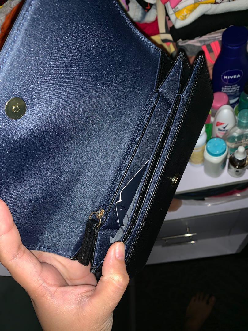 Authentic Tommy Hilfiger Wallet (Category: Wallets & Card Holders) located in Mandaluyong City. Submitted by mesty21 (Listing ID 220086667, Image 3). Description: Declutter Sayang kung mababa ung price. 😊.