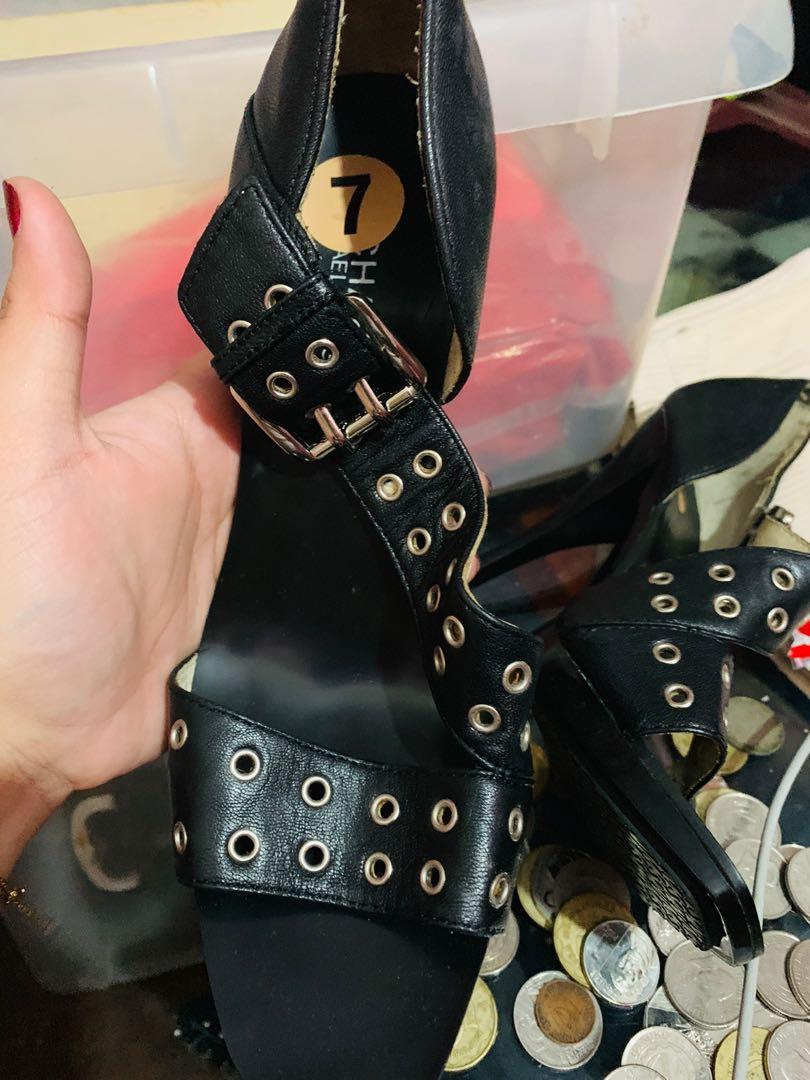 Original Michael Kors Pump (Category: Slippers and slides) located in Mandaluyong City. Submitted by mesty21 (Listing ID 233081259, Image 3). Description: .