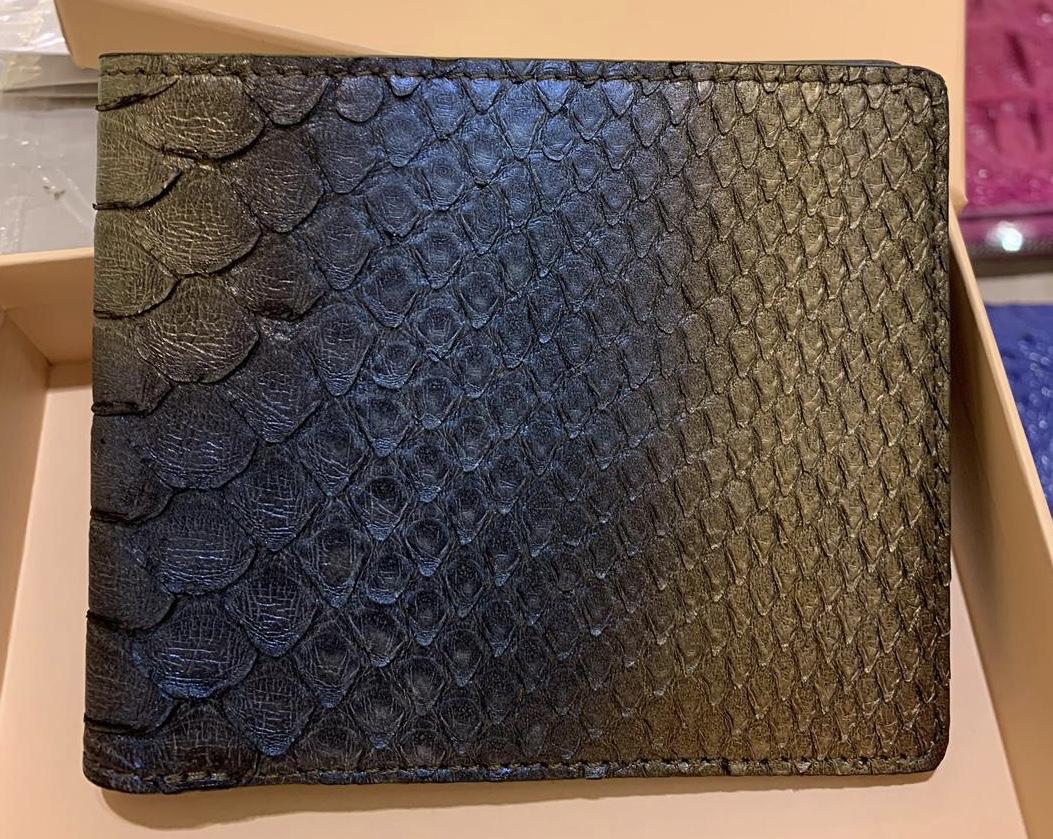 Python Skin Men Wallet (Category: Wallets & Card Holders) located in Singapore. Submitted by tigerinblack (Listing ID 233086030, Image 4). Description: 💯 100% Genuine Python Skin / Leather.
