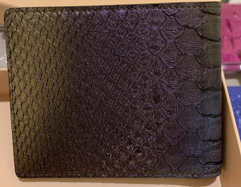 Python Skin Men Wallet (Category: Wallets & Card Holders) located in Singapore. Submitted by tigerinblack (Listing ID 233086030, Image 3). Description: 💯 100% Genuine Python Skin / Leather.