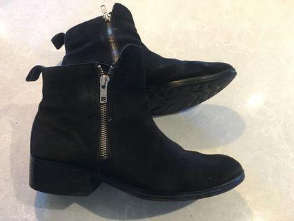 Women’s Cougar Boots (US 8)