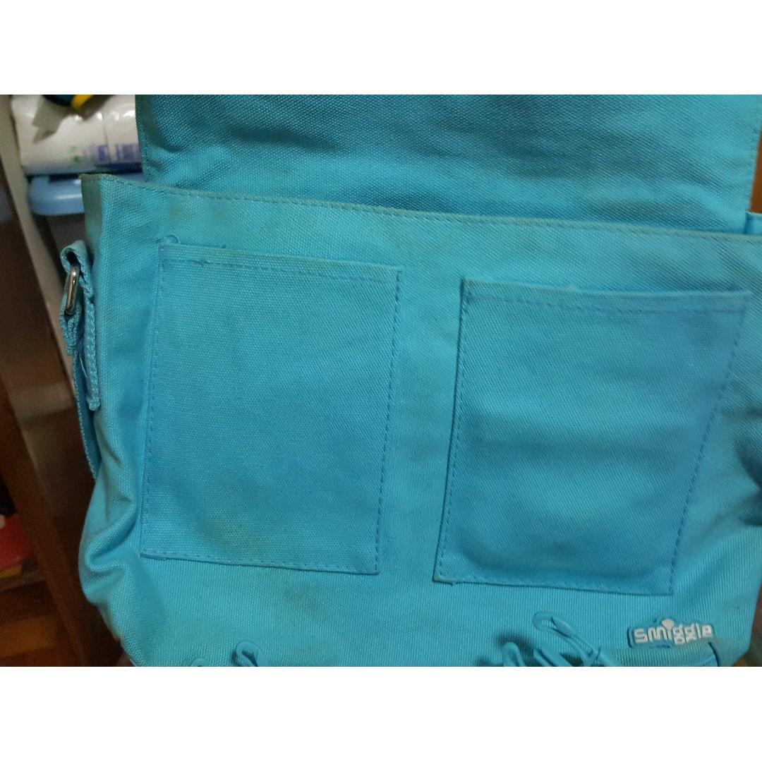 Smiggle bags (Category: Diaper Bags & Wetbags) located in Manila. Submitted by bettyb00p (Listing ID 233135919, Image 3). Description: Turquoise messenger bag 350. Has slight discoloration on inside. Otherwise good. Shipping 100 mm. Shippig is 100 m.m..