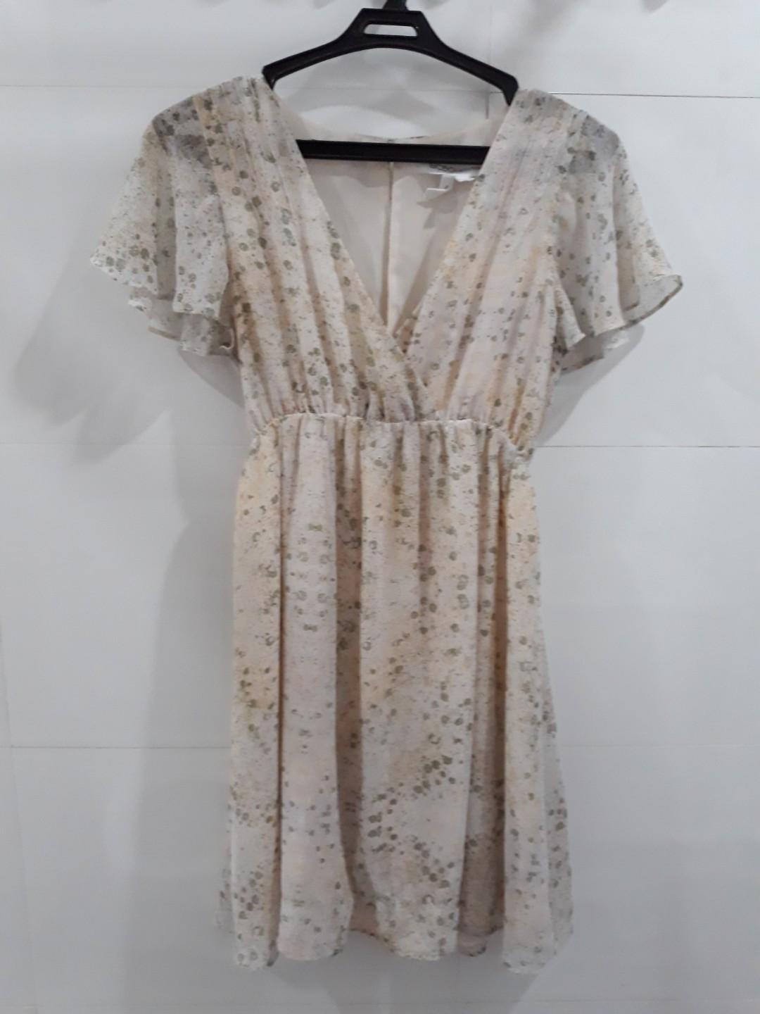 PRELOVED BCBG dress (Category: Dresses) located in Taguig. Submitted by rmdee_1810 (Listing ID 233375802, Image 1). Description: Preloved BCBG Generation dress Size: xxs ( will fit xs/slim/petite frame) Can be worn as top( maikli sya even if you are short/small) Used but not abused. NOTE: Please manage your expectation since this is a preloved item. Rfs: declutter Happy shopping!.
