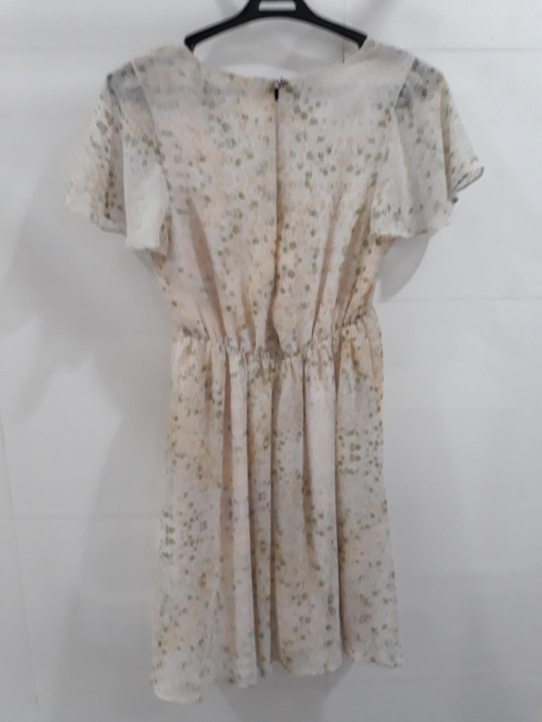 PRELOVED BCBG dress (Category: Dresses) located in Taguig. Submitted by rmdee_1810 (Listing ID 233375802, Image 2). Description: Preloved BCBG Generation dress Size: xxs ( will fit xs/slim/petite frame) Can be worn as top( maikli sya even if you are short/small) Used but not abused. NOTE: Please manage your expectation since this is a preloved item. Rfs: declutter Happy shopping!.
