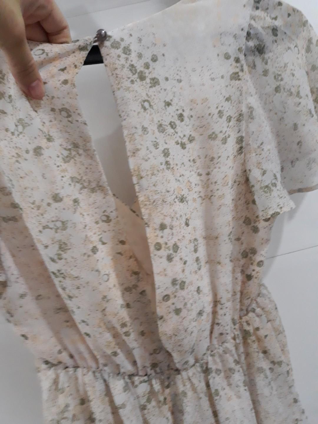 PRELOVED BCBG dress (Category: Dresses) located in Taguig. Submitted by rmdee_1810 (Listing ID 233375802, Image 3). Description: Preloved BCBG Generation dress Size: xxs ( will fit xs/slim/petite frame) Can be worn as top( maikli sya even if you are short/small) Used but not abused. NOTE: Please manage your expectation since this is a preloved item. Rfs: declutter Happy shopping!.