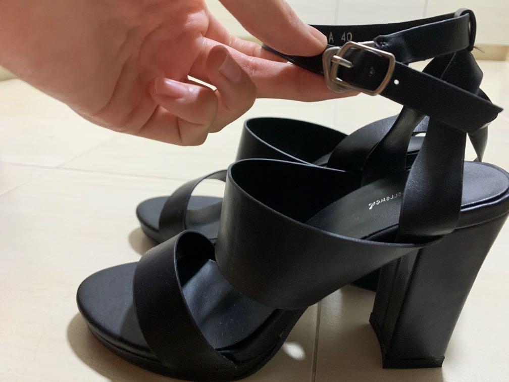 Black basic heels (Category: Heels) located in Singapore. Submitted by reap_ (Listing ID 233733415, Image 1). Description: 9/10 condition .