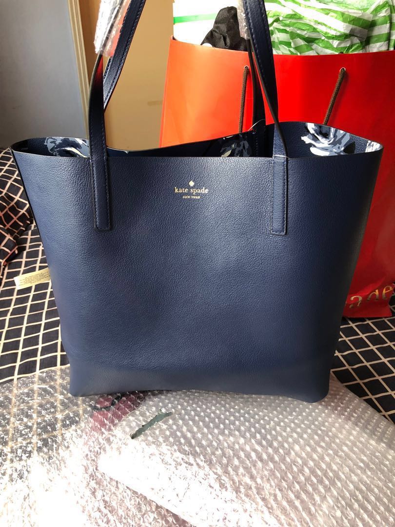 Kate Spade Arc Mya Reversible Tote and Pouch (Floral/Navy Blue Plain),  Women's Fashion, Bags & Wallets, Purses & Pouches on Carousell