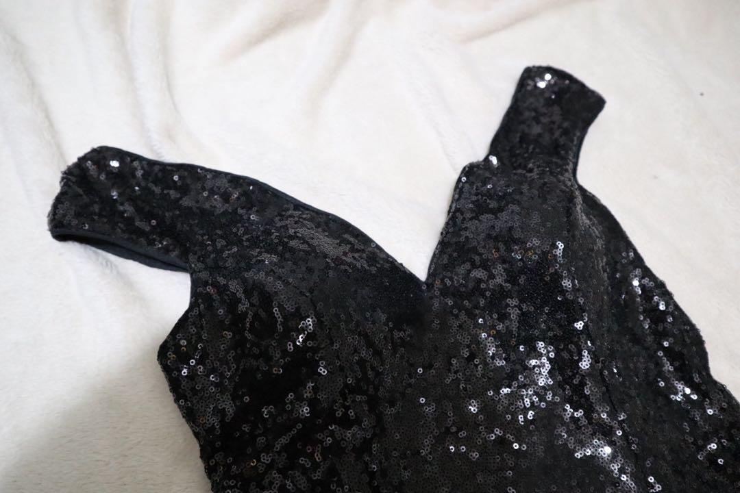 For Rent Black Sequined Long Gown (Category: Evening dresses & gowns) located in General Trias. Submitted by samwhere (Listing ID 233855282, Image 3). Description: ⚡️Can be worn as semi off shoulder or off shoulder ⚡️only used for a few hours ⚡️Really sparkly✨ ⚡️can fit wasit 28-32 (stretchable) ⚡️Rent price plus 1000 php security deposit ⚡️Security deposit will be returned when the gown is returned with no damage. ⚡️Add 350 for the fur For sale: