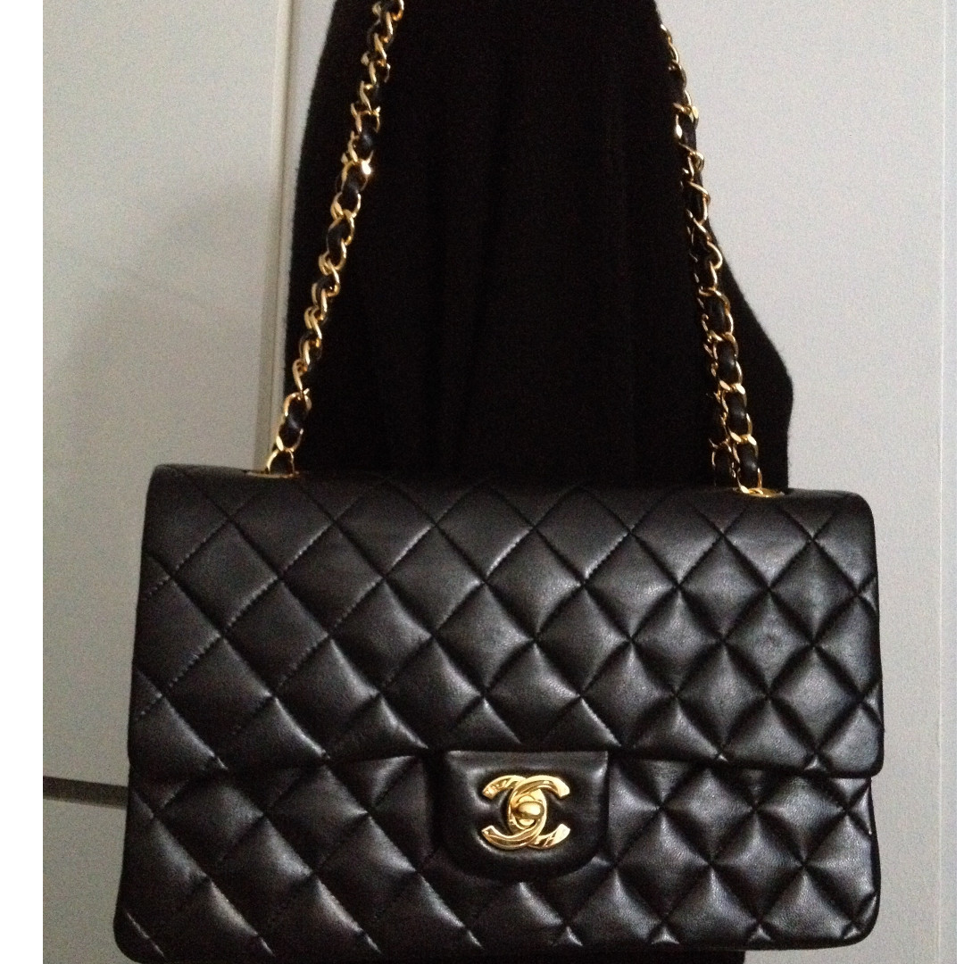Black chanel bag with gold chain clearance