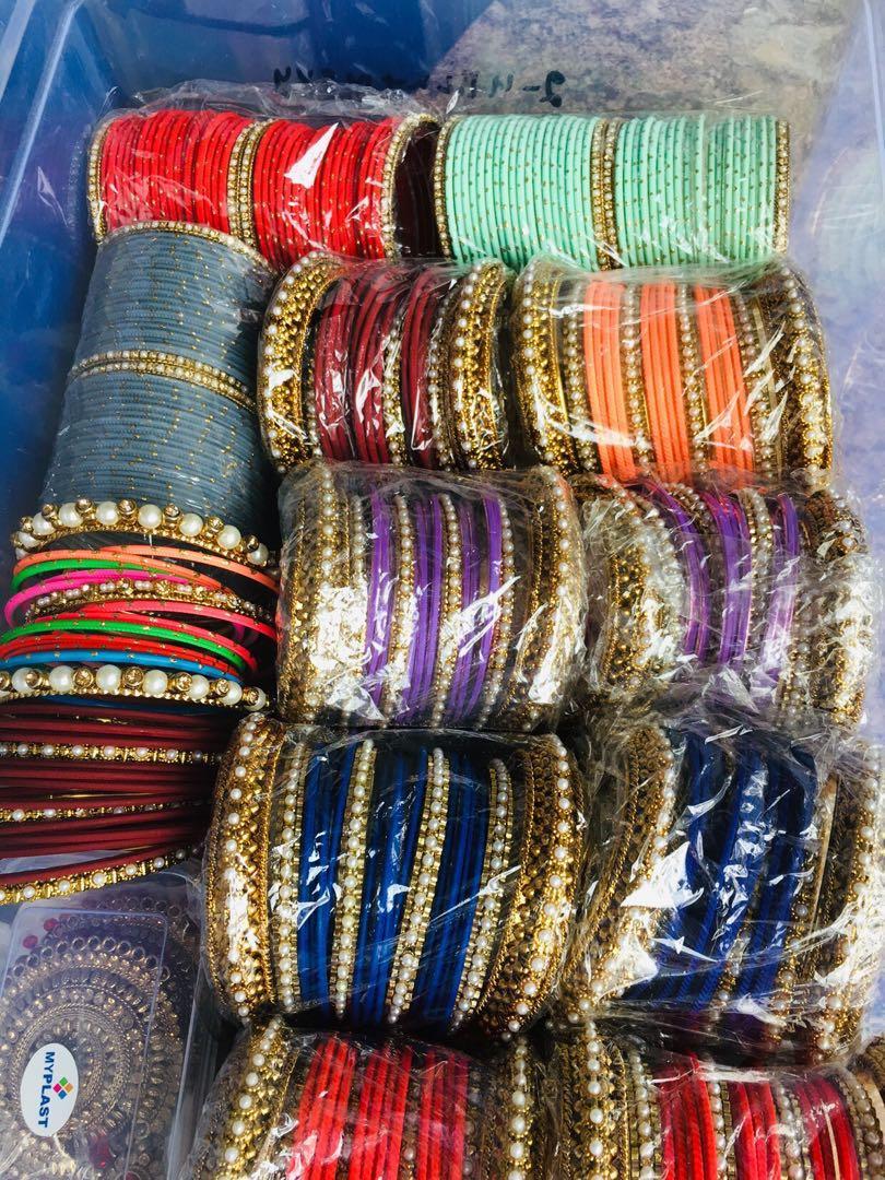 Bangles sets （分類：手鍊）位於 Hong Kong。 由 galaxycreation_1 提交（商品編號 233810766，圖片 1）。簡介： $40/hand 65/2 hands 50/1hand 90/2 hands Clearance sell Size 2.4,2.6。
