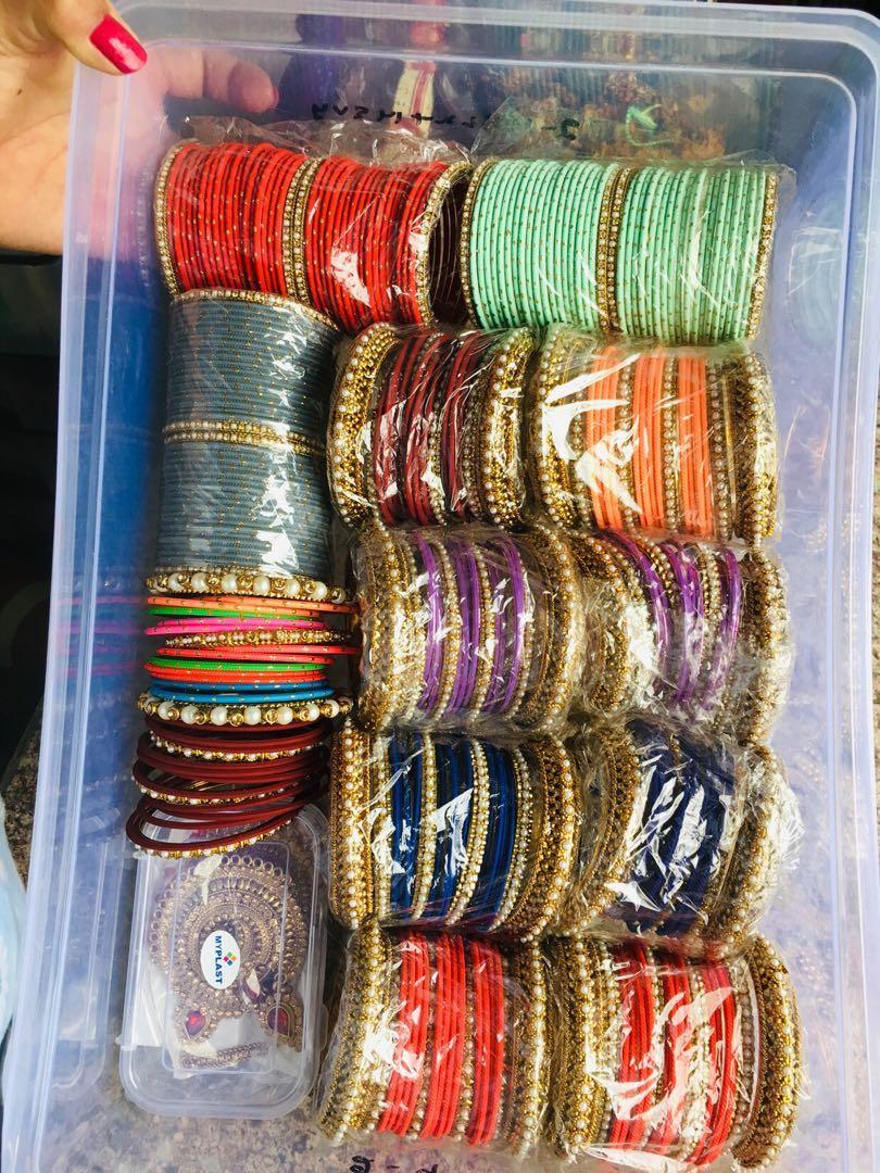 Bangles sets （分類：手鍊）位於 Hong Kong。 由 galaxycreation_1 提交（商品編號 233810766，圖片 2）。簡介： $40/hand 65/2 hands 50/1hand 90/2 hands Clearance sell Size 2.4,2.6。