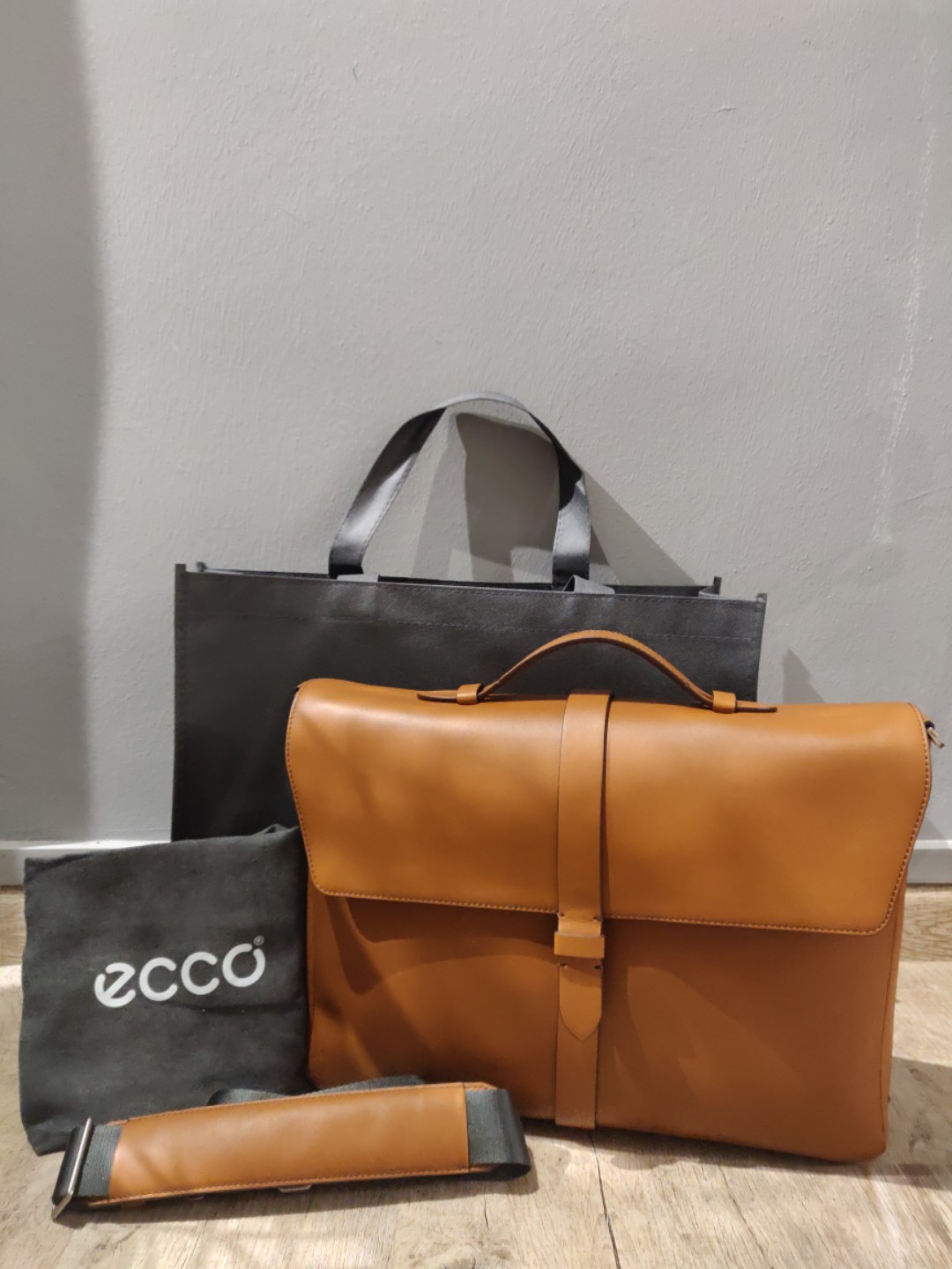 ECCO Lars Leather - New, Luxury, Bags & Wallets Carousell