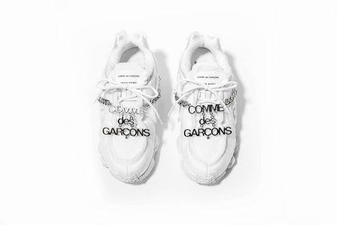 Comme des Garçons X Nike 🤩 以網眼布及合成物料堆疊出鞋款的厚重鞋身，並加入時裝感的不完整收邊細節增添復古氣氛；同時，於鞋身框上醒目的金屬鍊條，呼應這一季 Comme des Garçons 的靈感謬思  市價18200❤️