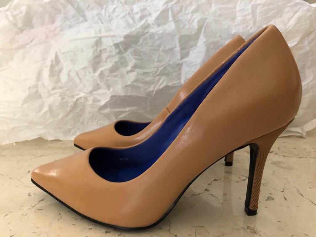 comfortable nude high heels