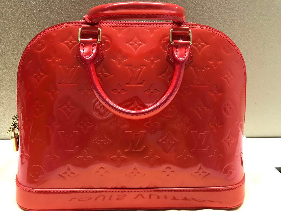 Alma vinyl handbag Louis Vuitton Red in Vinyl - 33739242
