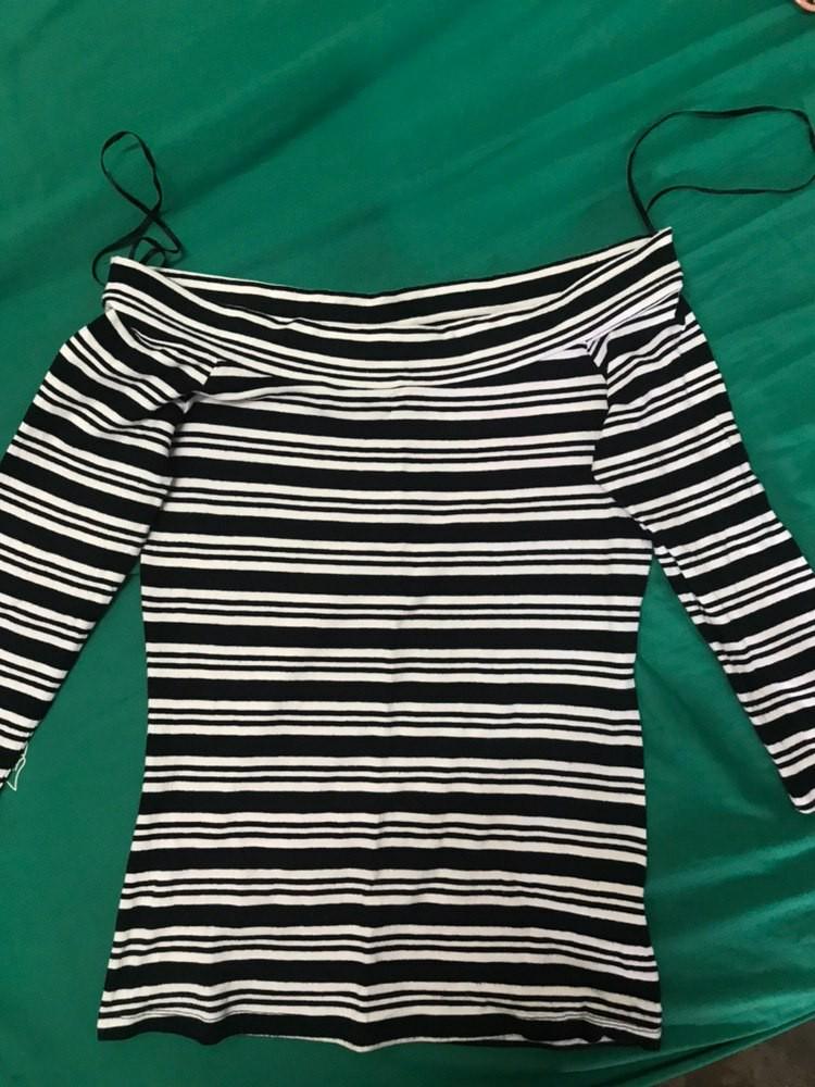 Off Shoulder Top (Category: Sleeveless) located in Melaka Tengah. Submitted by ilyanastore (Listing ID 234099017, Image 1). Description: Off shoulder top Size S RM13 exclude postage Only use a couple time.