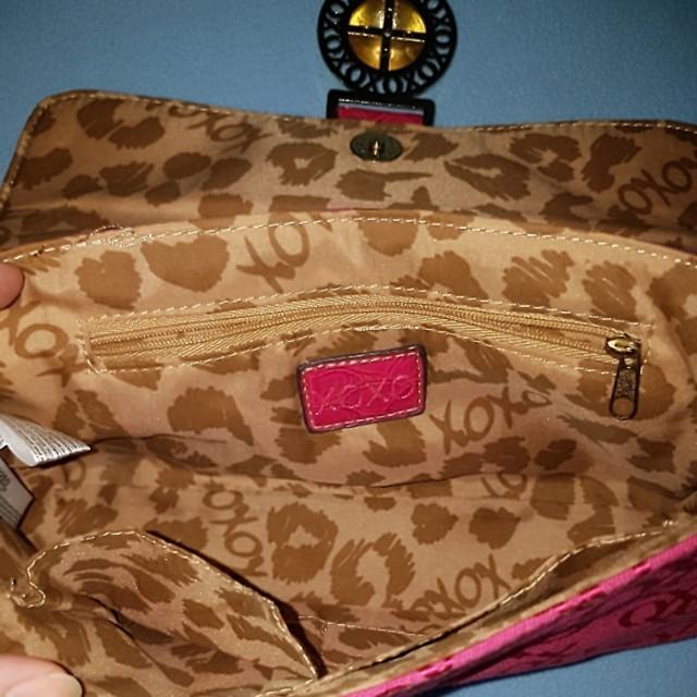 XOXO Fuchsia Bag (Category: Purses & Pouches) located in Paranaque City. Submitted by mamaalphaecho (Listing ID 234150742, Image 2). Description: FIXED PRICE = READ THE ENTIRE AD PRIOR TO INQUIRY. Click "READ MORE" = Used once then stored. Fuchsia-colored. Semi-shiny fabric material with faux leather and gold accents. Purchased in the US. This is a used item so please manage your expectations. Price is FIRM. Lowballers will not be entertained. Pa