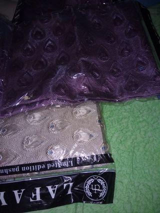 Kerudung pasmina bulu merak