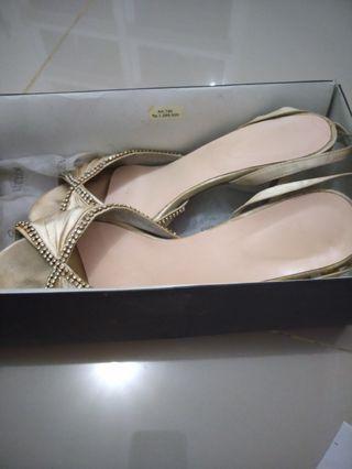 Lucieno sepatu pesta