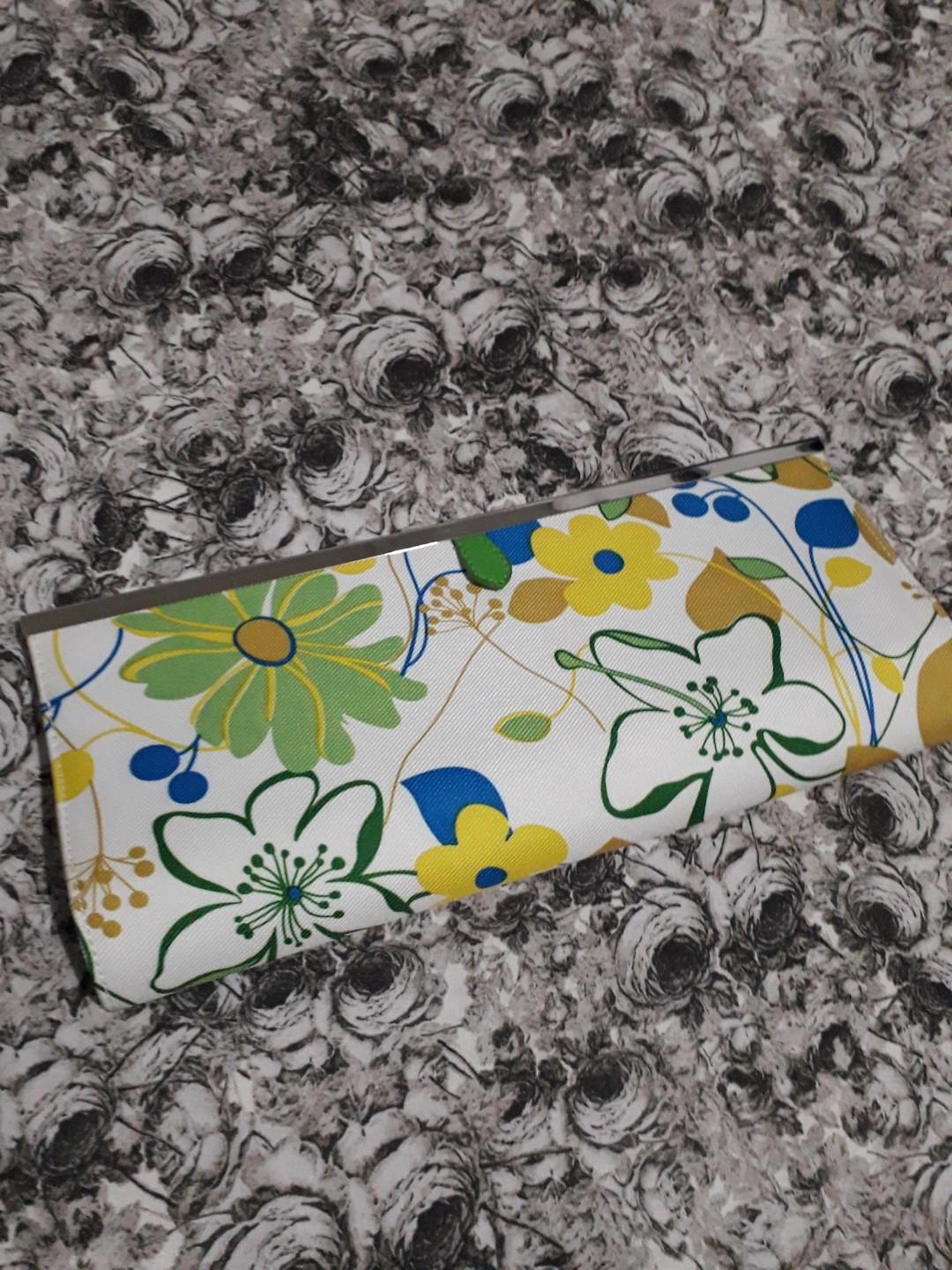 Chinese Laundry Floral Clutch (Category: Clutches) located in Paranaque City. Submitted by 1tsmerach (Listing ID 234339656, Image 1). Description: Preloved and in excellent condition Floral Print Clutch with hinged opening Zipper pocket and card slot inside Measures 12 inches long and 5.5 inches in height Pls see photos RFS: decluttering Shipping fee c/o buyer BDO/BPI deposit.