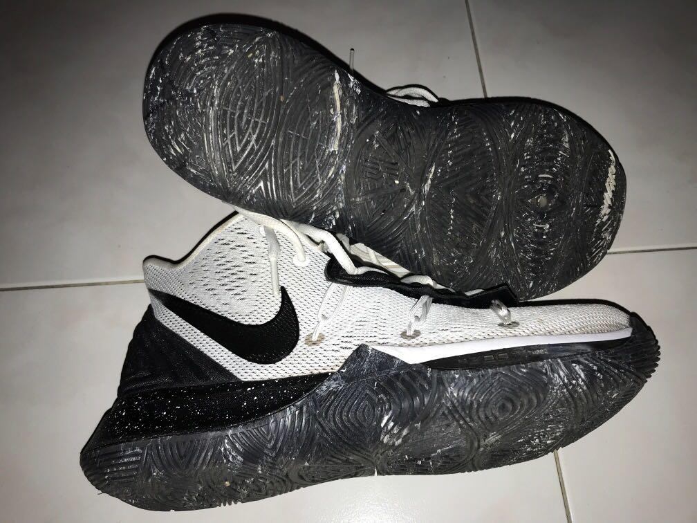 White kyrie outlet 5s