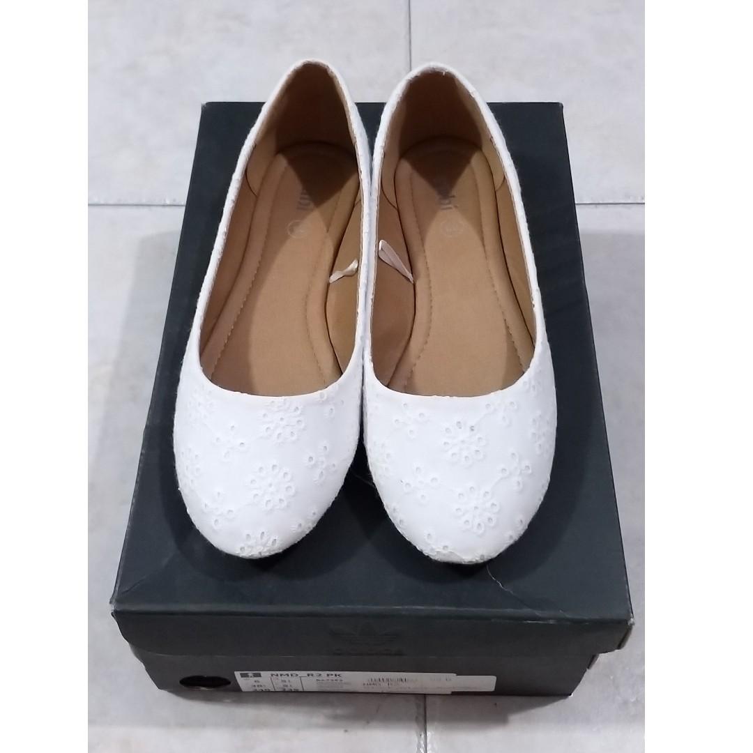 Plain white flats 2025